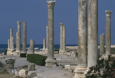 Rue principale à colonnades